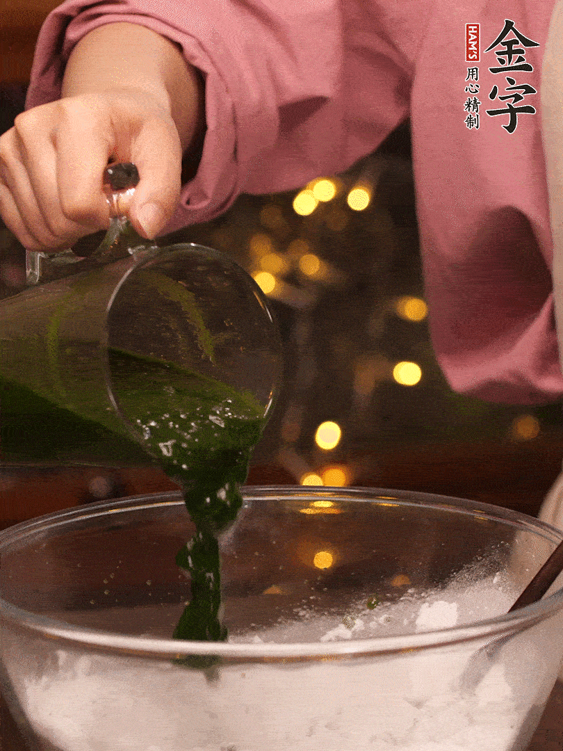 清明粿粉，分次加艾草泥，加點(diǎn)油揉2分鐘