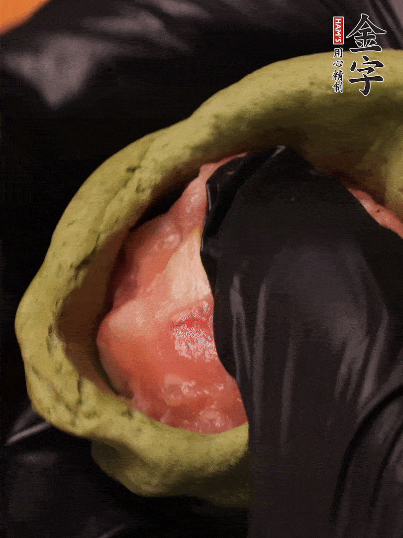 切成小劑子，中間壓個(gè)坑，做成碗狀，虎口慢慢收口