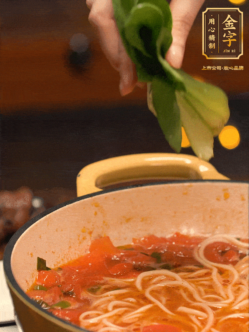 放入焯水后的面條、牛肉、小青菜燜煮約3分鐘