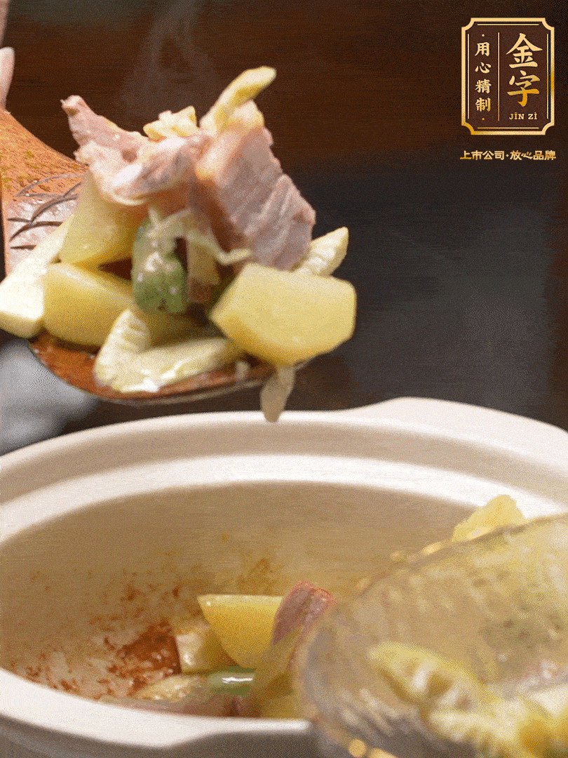 煸出咸肉脂香，再下筍丁、蠶豆。呈出