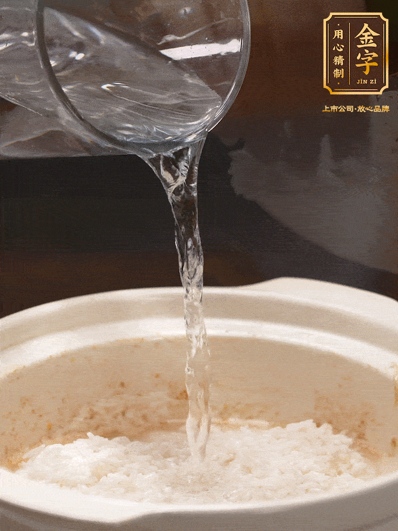 將泡好的米，加水一指，煮至沸騰