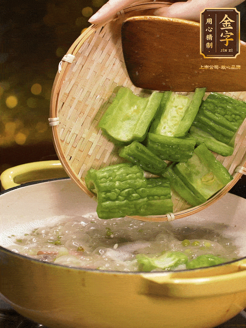 最后在放苦瓜燒開，放一點(diǎn)點(diǎn)調(diào)味糖，燉煮20分鐘