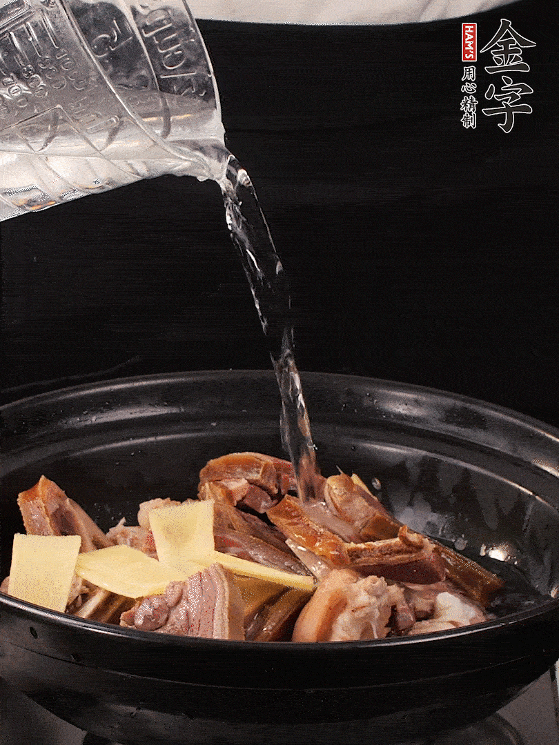 火腿、豬腳放到大砂鍋里，黃酒提鮮，蔥姜去腥，加2kg純凈水沒過食材。水一定要放足，中途最好不能加水