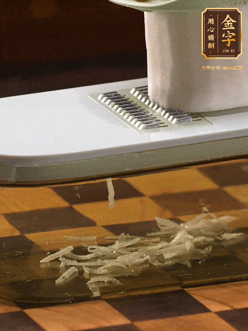 蘿卜切絲 ，加少許的鹽 抓拌均勻后，腌制十五分鐘