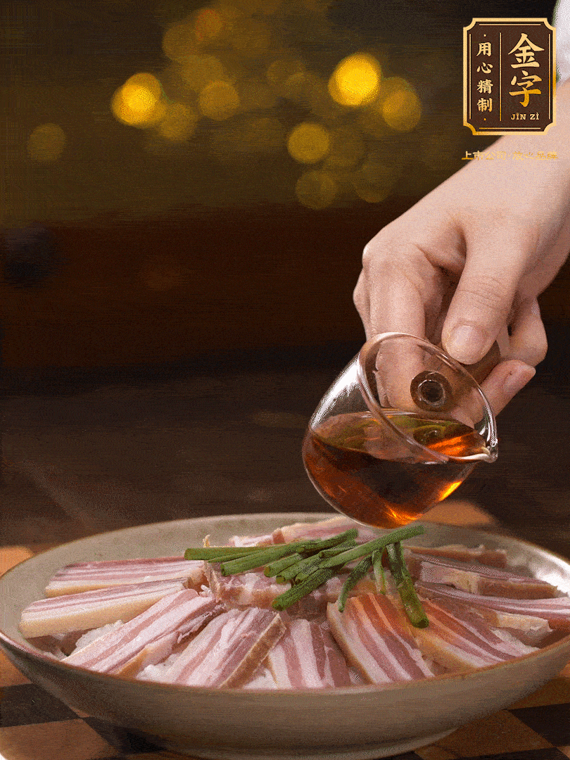 把切好的咸肉，均勻的鋪在蘿卜絲的四周頂部放少許蔥段 淋上少許料酒，放入鍋中 大火蒸二十分鐘