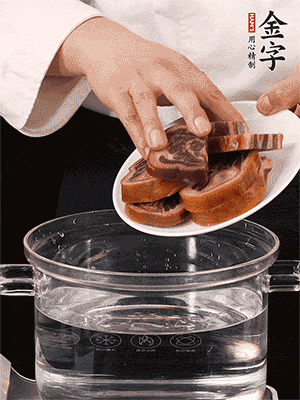 一包200g的金字火腿蹄片恰好搭配一個新鮮豬爪（豬腳）。都先加蔥姜、料酒焯水一遍，把血水清除后燉出來才能更清澈不油膩。