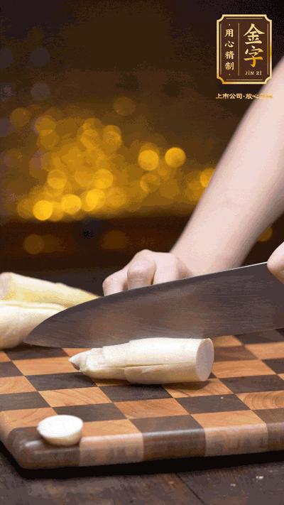 茭白剝?nèi)ネ馄?，去掉根部老硬部分，洗凈切滾刀塊