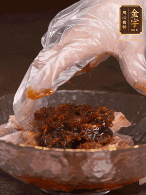 排骨用1勺蠔油、1勺醬油、1勺金字火腿XO醬抓勻腌制半小時