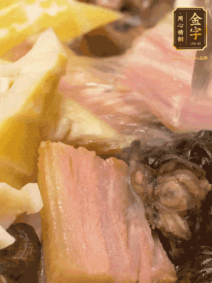 倒入滾燙的熱水，燉煮20分鐘，湯濃汁白