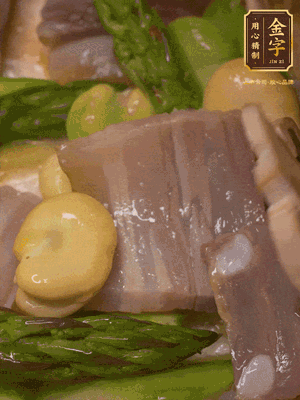 倒入熱水，燉煮10分鐘