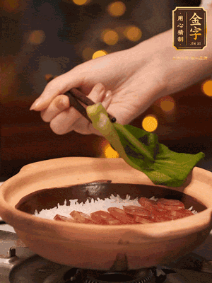 開蓋，碼上香腸和焯好水的青菜