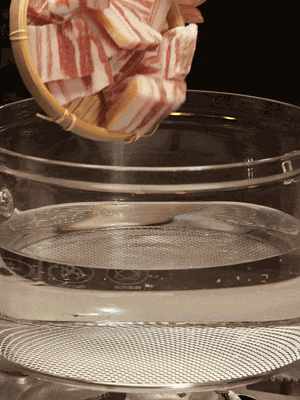 排骨、咸肉，一起下入鍋中，加入蔥，姜，料酒，倒入清水焯水清洗干凈