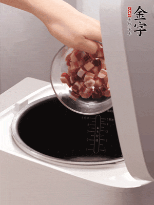 鍋中倒入豬油，油熱后炒熟上海青，給倒少許鹽調(diào)味