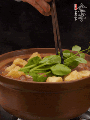 加筒骨煲的經(jīng)典配菜：金字土香腸、油豆腐、千張蓋上蓋子燜一會兒，耐心等候10分鐘。