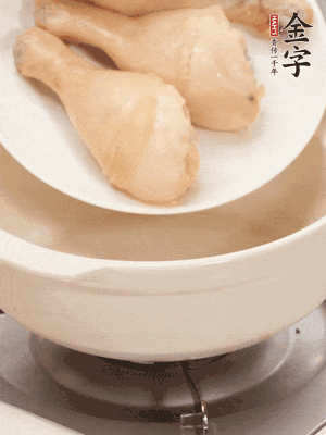 雞腿、火腿、干貝、蒜頭放入砂鍋內燉1小時