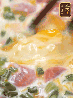 三個(gè)全蛋中加適量牛奶、鹽、黑胡椒粉、臘腸、蔥花攪拌均勻