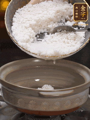 鍋底刷油，倒入米飯，水沒(méi)過(guò)即可，中小火燜10分鐘，戳幾個(gè)洞