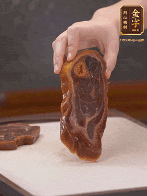 處理節(jié)瓜，刮掉表層的皮和毛，洗凈后去掉瓜蒂，切大塊