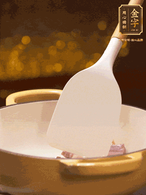 油溫7成熱，下蒜末、咸肉略微煸炒，再下絲瓜