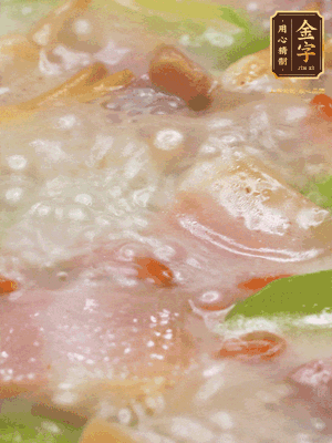 最后下蟶子，一點白胡椒調(diào)味，煮到白色湯汁出來。撒點枸杞點綴