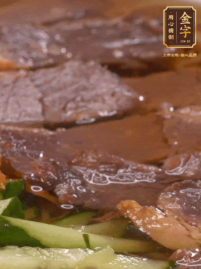 養(yǎng)麥冷面，涼水中清洗浸泡5分鐘，沸水中煮3分鐘，涼水漂洗沖涼