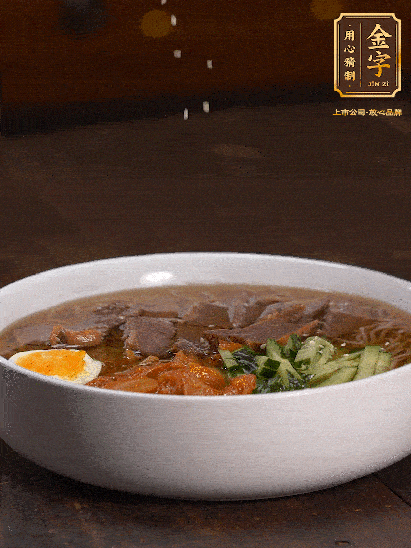 放入冰涼的冷面湯碼上黃瓜絲、泡菜、牛肉、雞蛋，撒點(diǎn)白芝麻