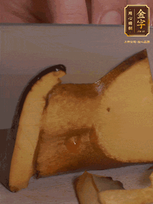 2個牛肝菌切丁，1個牛肝菌切片；金字香腸1根切丁，1根切片