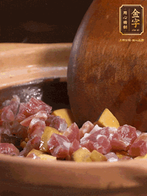 熱油下蒜片，倒入香腸丁、牛肝菌丁翻炒出香味