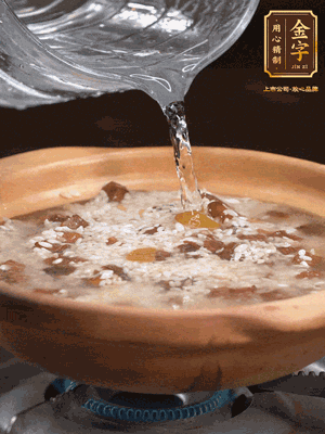 再倒入泡了30分鐘的大米翻拌均勻，加水稍微沒過（米水比例1:1），中火燜煮，到冒大泡，大致5分鐘