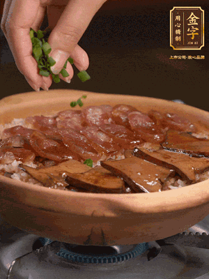 最后鋪上牛肝菌，爭分奪秒地倒上醬汁，撒點小蔥花