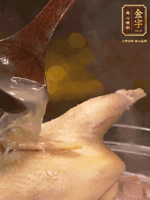 大火燒開后，撇去浮沫。轉(zhuǎn)小火燉2個(gè)小時(shí)