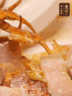 顏色變紅時，放蔥結(jié)、姜片煸香，再放咸肉、茭白、毛豆翻炒