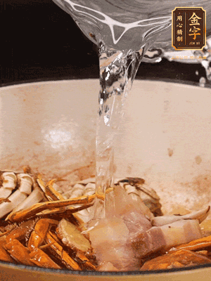 加料酒/花雕酒去腥，加入開水燜10分鐘左右