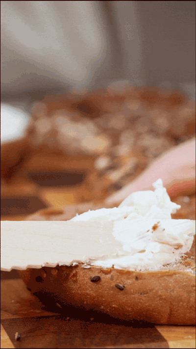 貝果在烤箱中180度復(fù)烤5分鐘，涂上芝士