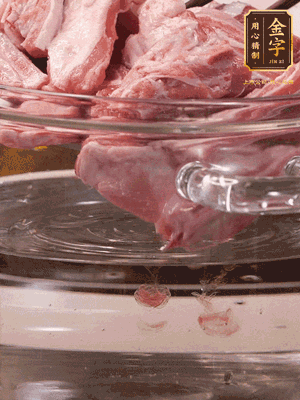 羊排清水洗凈，冷水浸泡30分鐘-2個小時，去除血沫。冷水下鍋，小火加熱析出血水后洗凈備用