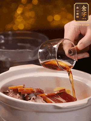 羊排、火腿、姜片一起入砂鍋，大火煮到沸騰