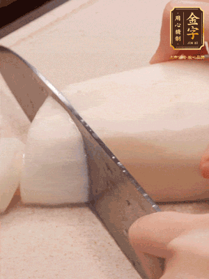 蘿卜削皮，切成滾刀塊