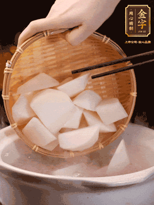 大火煮開后，轉(zhuǎn)中小火燉40分鐘，挑出蔥結，再下蘿卜燉20分鐘