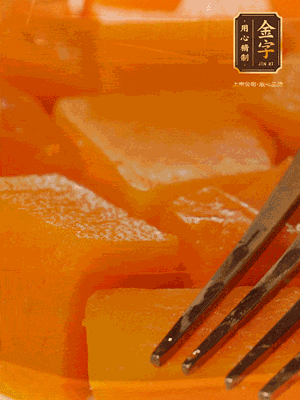 南瓜去皮，一半切塊備用，一半切塊蒸熟，碾成泥