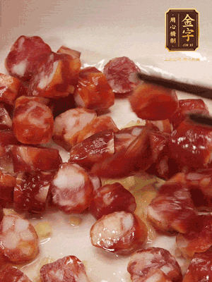 砂鍋熱油，下姜絲、香腸煸香