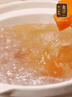 倒入開水、南瓜塊、南瓜泥中火煮5分鐘