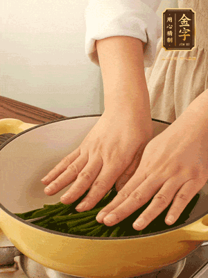 小蔥鋪在底部，放上生姜