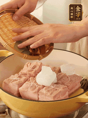 五花肉皮朝下，桂皮、八角、香葉、冰糖、生抽、花雕酒