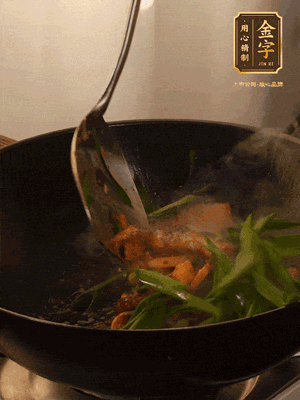 黃豆醬、鹽、糖調(diào)味，淋一圈花雕酒，蒜白先下，蒜葉后下