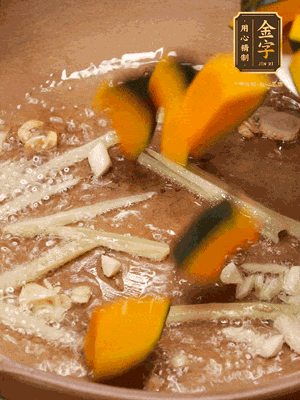 砂鍋倒一層底油，蒜粒、姜絲炒香后，再下南瓜翻炒30秒