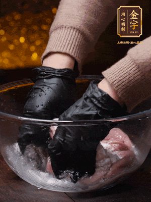 豬肚放入面粉、鹽、白酒，反復(fù)揉搓（重復(fù)3遍），洗掉表面的黏液。再把豬肚翻過(guò)來(lái)，剪去油脂，一樣反復(fù)揉搓干凈