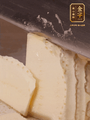 冬筍去殼切片，水開后煮2分鐘焯水
