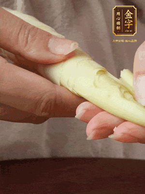 春筍沿著外皮豎著淺劃一刀，剝下外殼，切掉尾部的老根，切滾刀塊。（這個(gè)時(shí)候的春筍最為鮮嫩脆爽，不需要焯水去除澀味）