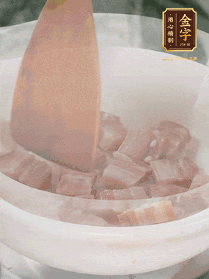 砂鍋內(nèi)咸肉微微煸出香味，再倒入開水。放排骨滾開后轉(zhuǎn)中小火篤30分鐘。（水盡量一次加足，以免中途加水沖淡鮮味。這一步是湯底濃白的關(guān)鍵）