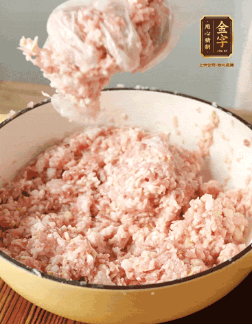 肉丁、咸肉丁、一丟丟鹽、料酒拌勻，反復(fù)摔打上勁。接著加入1兩蔥姜水，反復(fù)拌勻摔打上勁。前后共加3遍。3遍后筍丁，接著反復(fù)摔打上勁。最后加入1個(gè)蛋清、3茶匙生粉拌勻摔打上勁